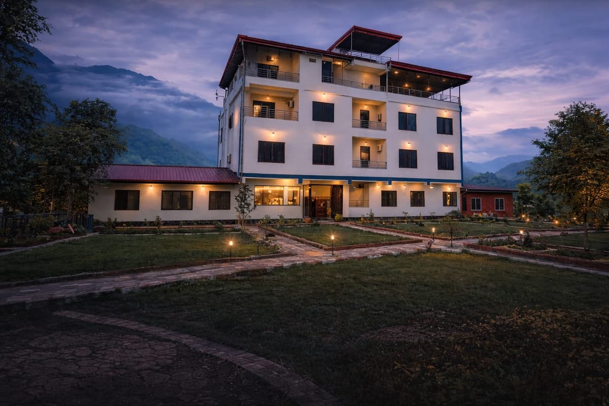 Hotel Corridor Inn exterior at night